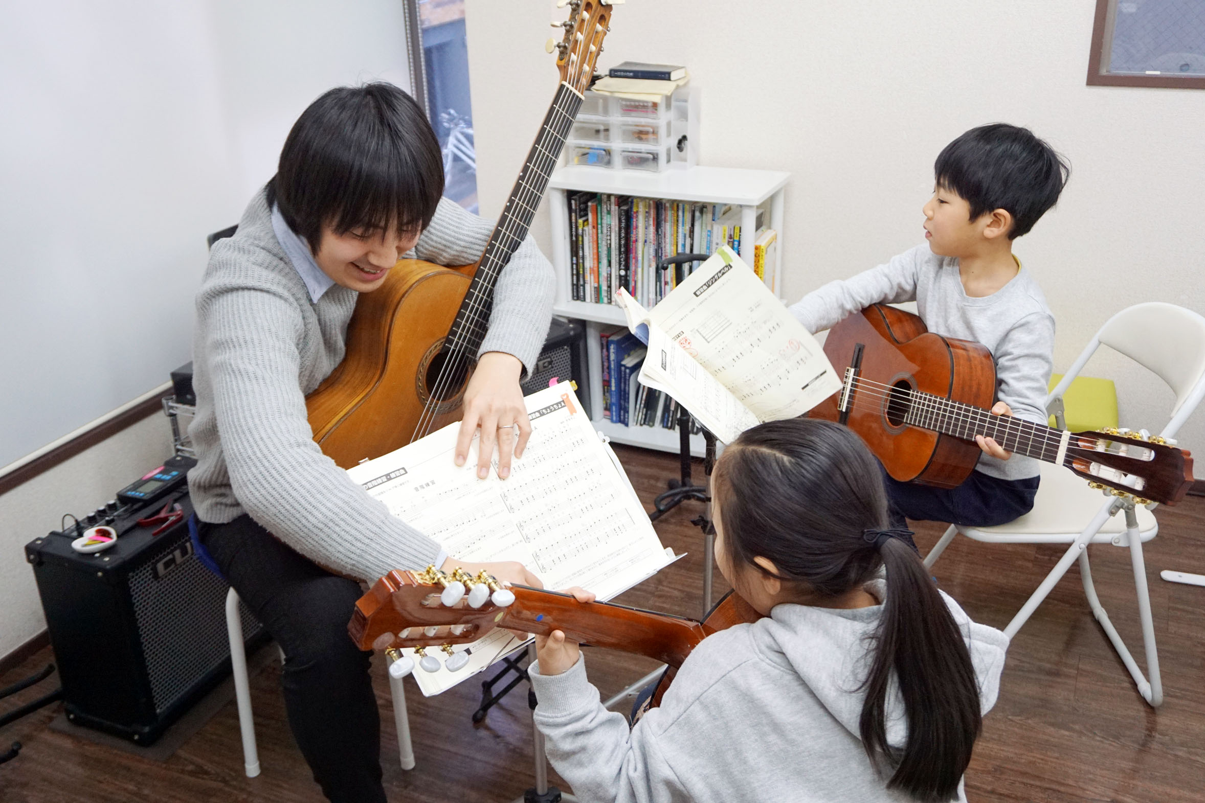 ギターレッスンで悩んでいる様子