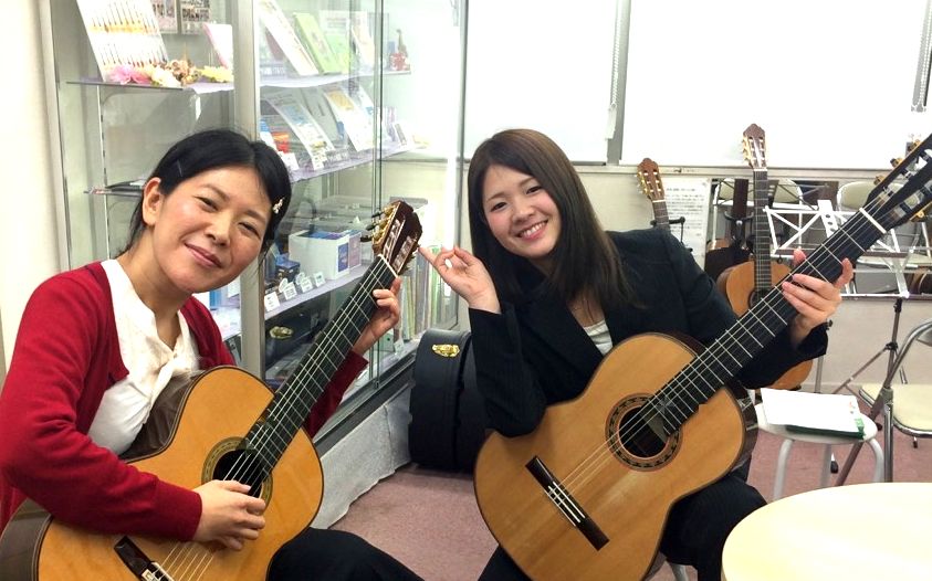 ギターを楽しんでいる様子