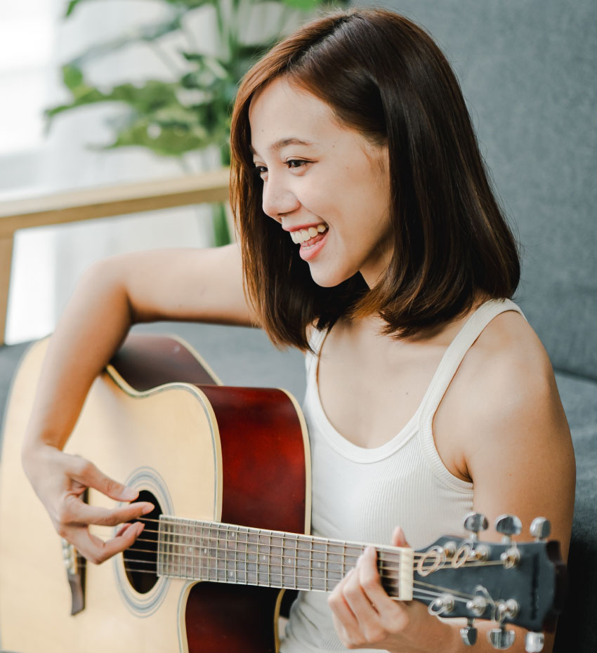 アコースティックギターを弾く女性