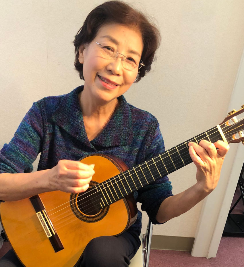 クラシックギターを持つ女性